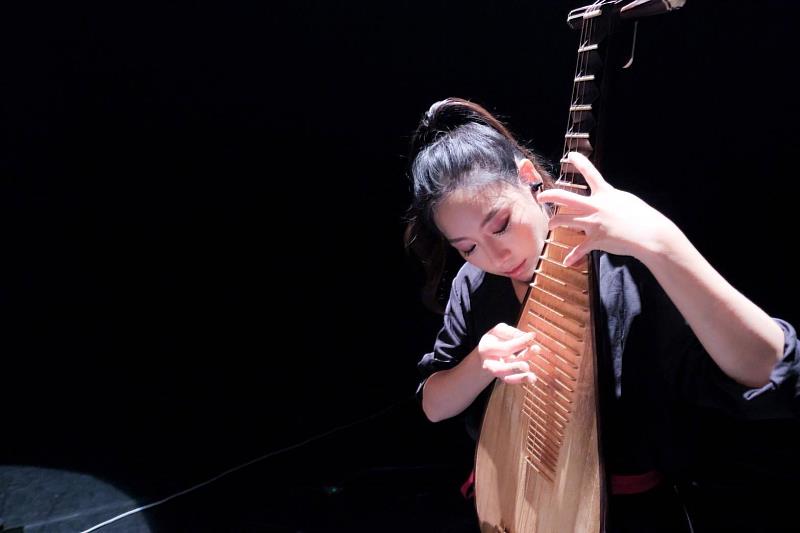 隨心所與樂團琵琶演湊家梁家寧，演出經驗豐富更跨足不同表演藝術領域，常與國內知名劇團合作演出。