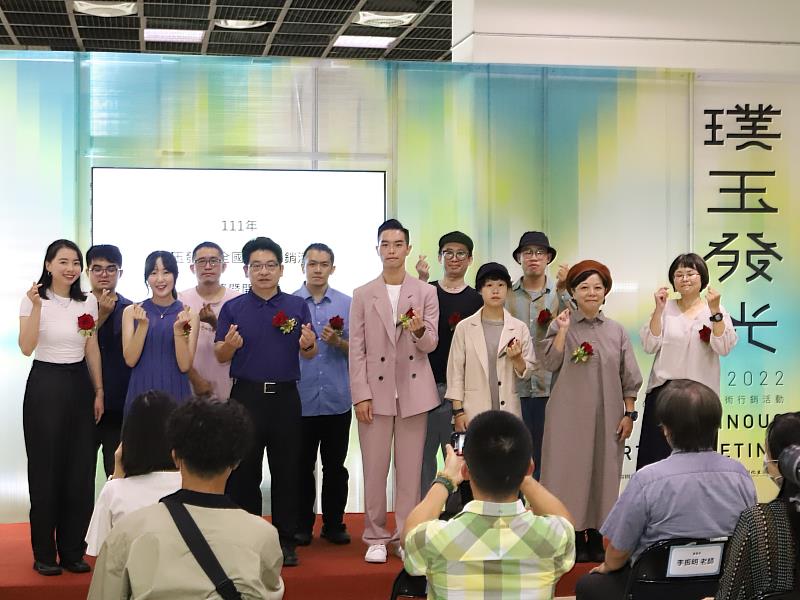所有得獎者與新竹生活美學館葉于正館長(左五)合影
