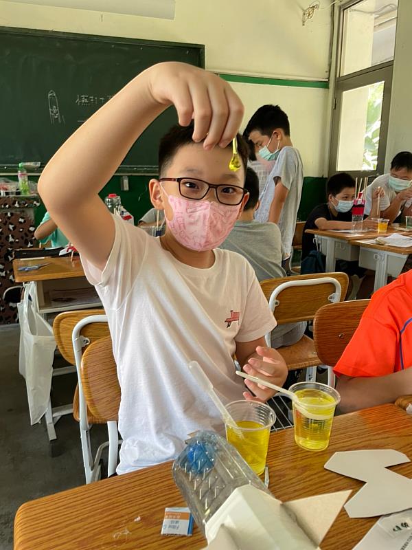 學員興奮展示自己製作的彩色化學粉圓。