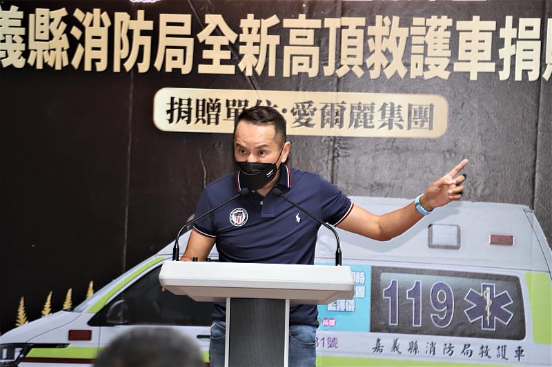 愛爾麗集團贈嘉縣消防局巴騰堡格紋高頂救護車 常董當場再追加一台