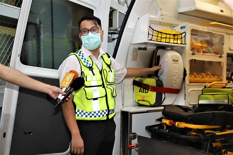 愛爾麗集團贈嘉縣消防局巴騰堡格紋高頂救護車 常董當場再追加一台