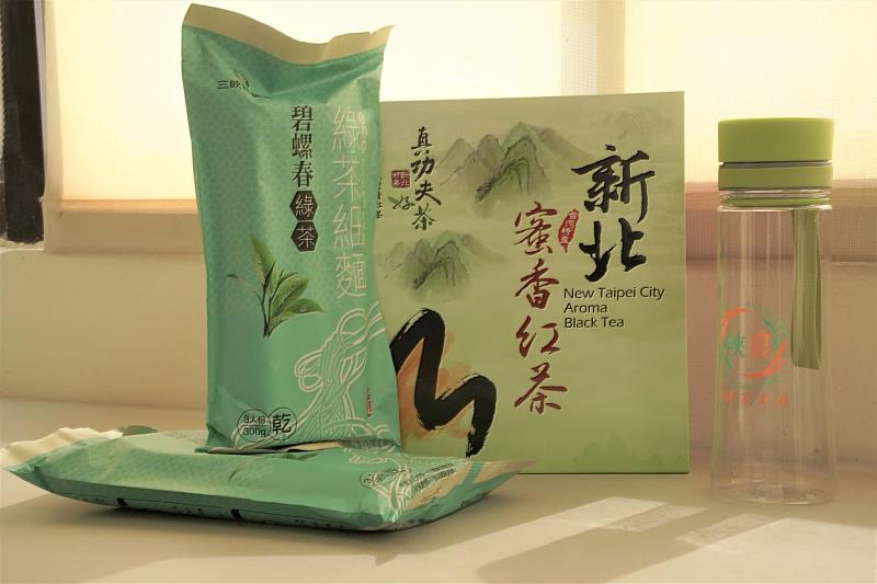 三峽區農會推出購買蜜香紅茶比賽茶1盒，就送冷泡杯1個或綠茶細麵2包，即日起至111年9月10日止