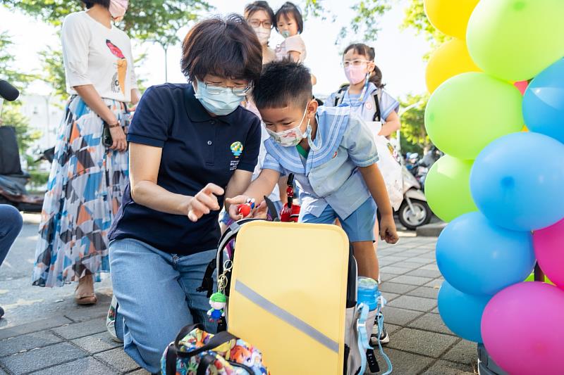 臺東開學日新亮點！小一新生背專屬輕量護脊書包上學去 縣長饒慶鈴到寶小關心使用與感受