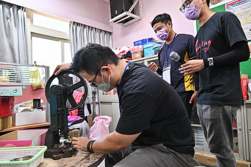 後山金工房楊達開老師教導學員製作族人消失的鈴鐺