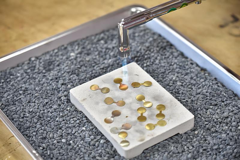 沖壓成型的銅片需經過沖壓成型的銅片需經過退火，讓銅片在高溫下提高延展性，較容易敲打塑形