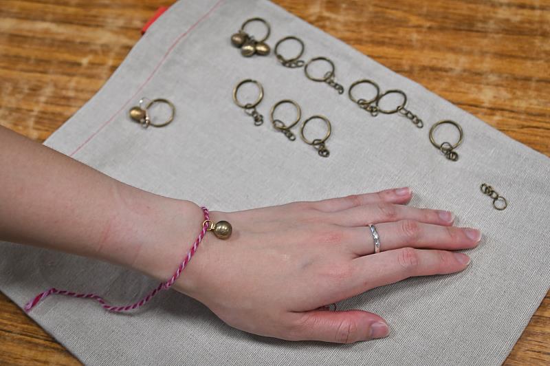 學員在參與兩天課程後，可撚線加上鈴鐺製作成手鍊，或鑰匙圈、耳環，帶回紀念