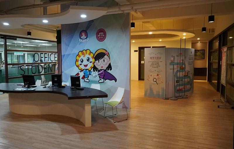 圖/中華大學職有為你中心提供校內外師生就業輔導相關諮詢，每學期都約有20名經濟不利學生擔任「職有為你大使」。