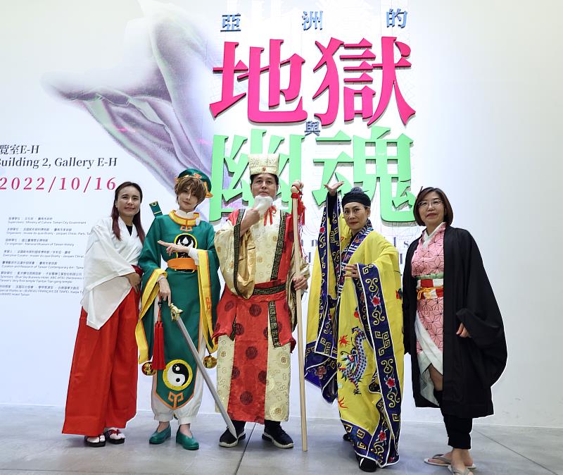 「魔法阿媽」降臨南美館，準備收服殭屍。圖／春河劇團提供