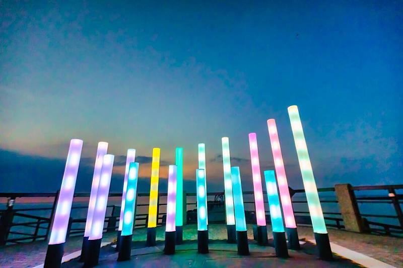 藝術家陳昱榮以海洋意象規劃的〈光隙之景-月暈〉