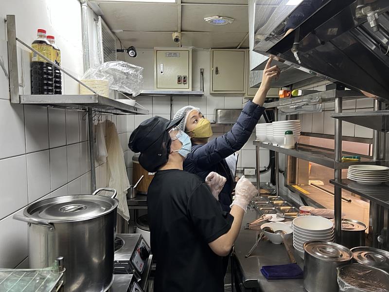 目前已有超過170家臺中市食品業者完成輔導，透過專家實地輔導與驗證，取得餐飲管理分級評核標章，成為食安的模範店家。