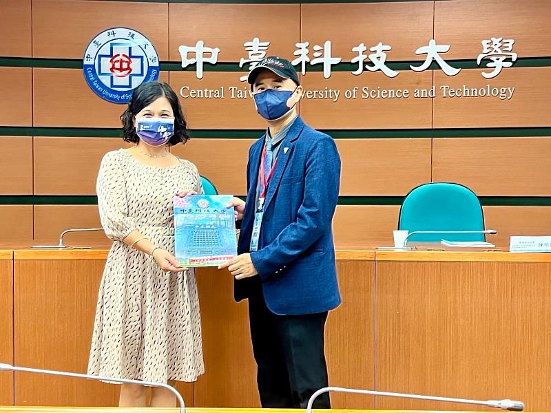 中臺科大陳錦杏(左)校長致贈感謝狀予中山醫大徐慶琳學務長(右)