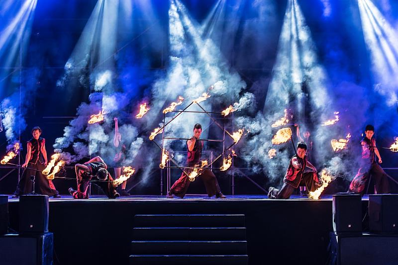 全台首創雙風火輪煙火秀+火舞 屏東夏日狂歡祭9/4震撼閉幕