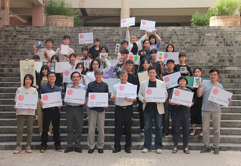 圖說二：得奬師生與陳清燿校長等合影