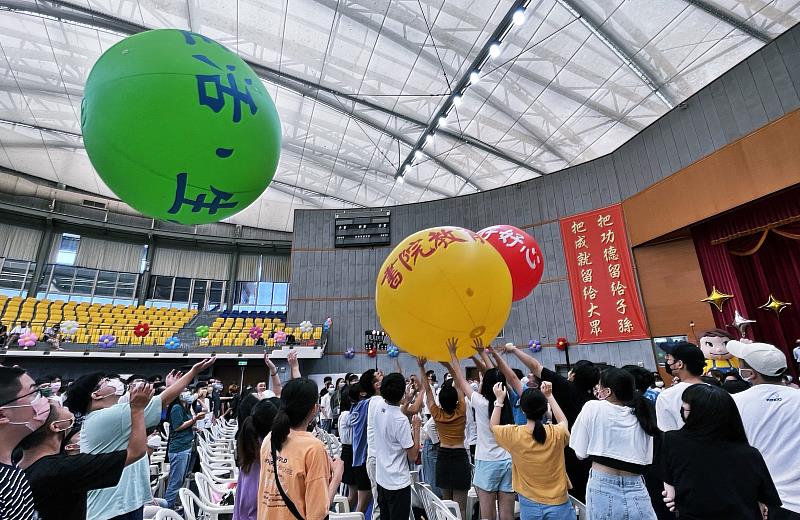 歡迎佛光大學新生的入學儀式，透過此活動凝聚學生間的互助情感，以及認識學校理念，祝福未來的四年都能學有所成。