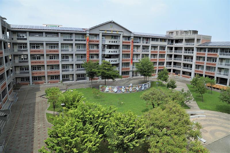 王楊嬌光電風雨球場捐贈簽約儀式