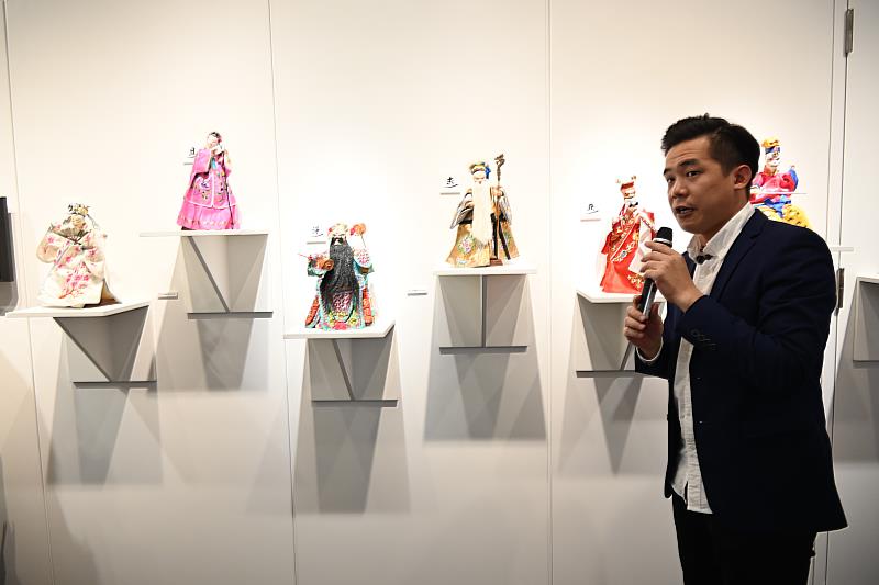 臺北木偶劇團演師吳聲杰介紹展覽中的臺灣布袋戲偶