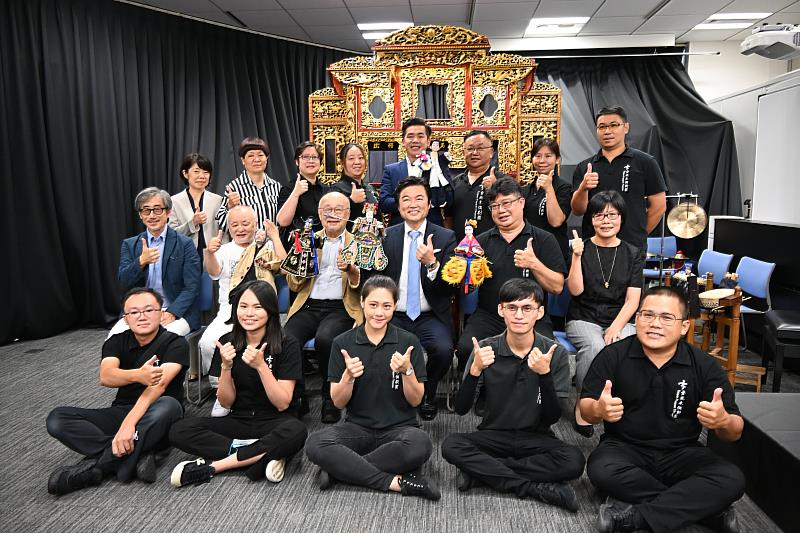 駐日本代表處副代表李世丙（中排左4）、「座．高圓寺」劇場藝術總監佐藤信（中排左3）、「結城座」十二代目結城孫三郎（中排左2）、國立臺北藝術大學教授林于竝（中排左1）、臺北木偶劇團長林永志（中排右2）及臺灣文化中心主任王淑芳（中排右1）等臺日表演藝術界貴賓與臺北木偶劇團合影。