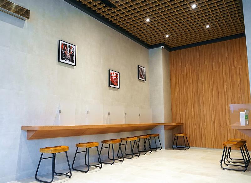 正忠鳳山青年店提供舒適內用區，走文創風吸引不同客群。