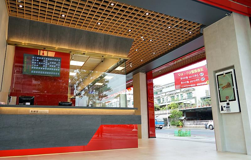 正忠鳳山青年店以全新文創風格裝潢亮相，將提供智慧點餐功能。