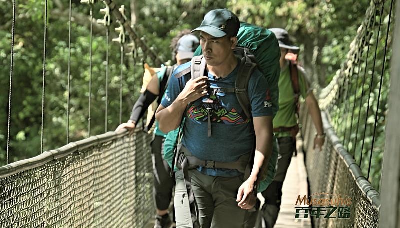 《Musasuhis百年之路》第一集透過知名布農族作家Salizan擔任引路人，帶領觀眾一起走進譽有西部版的錐麓古道之稱的「八通關古道」