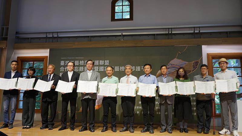 聯盟成員與工藝中心主任張仁吉(左六)共同簽署MOU後合影留念
