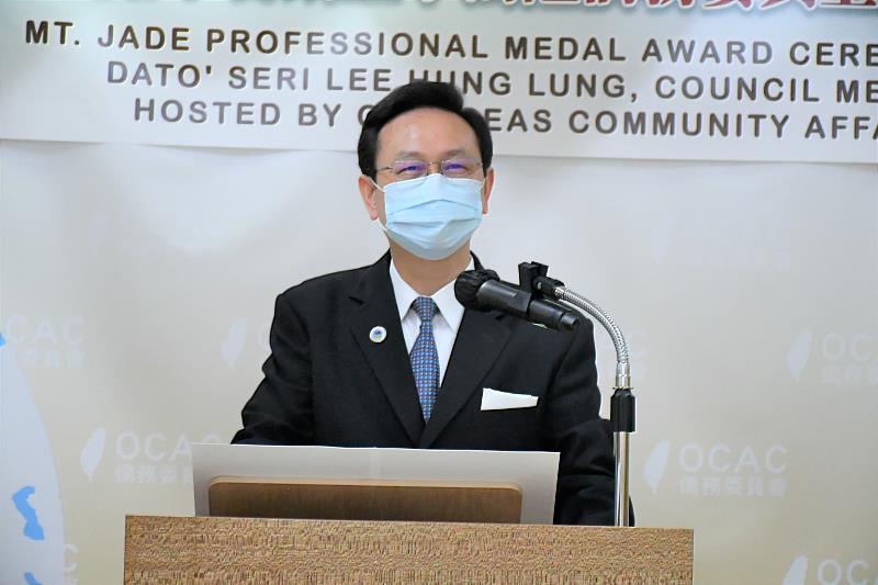 童振源讚李鴻隆為熱心公益，推廣僑教不遺餘力