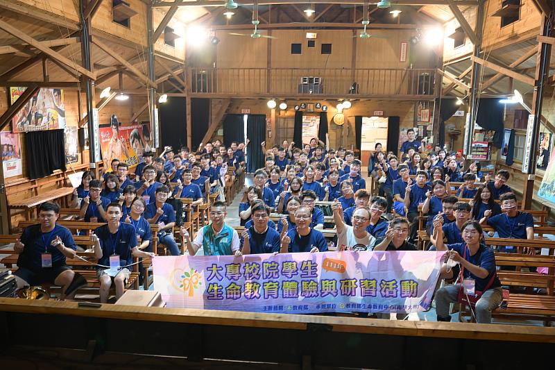 帶領研習營學員參觀「萬國戲院」，讓學員們認識大林鎮的文化資產及地方創生成果。