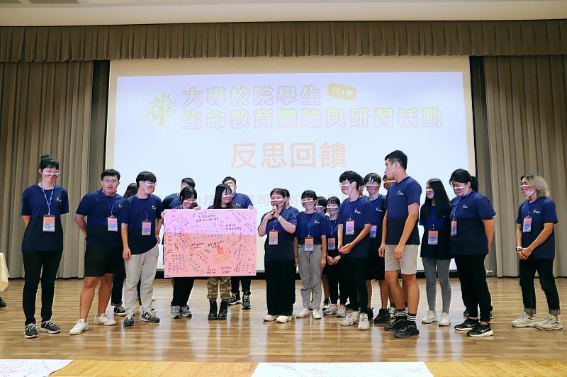 學員分組討論生命教育五大素養凝聚共識，分享學習成果。