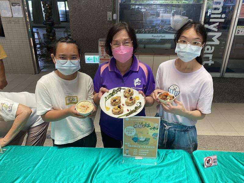 嘉藥營養系吳宜真(右)、邱于菁(左)同學與張月柑阿嬤(中)以餐點營養特色抱得「創意獎」