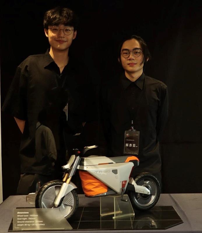 臺科大設計系賴彥亘同學(右)與羅靖軒同學的電動機車作品「生活擴充載具」(TRISO)，光陽工業舉辦的設計挑戰盃，獲得銅獎，獎金五萬。
