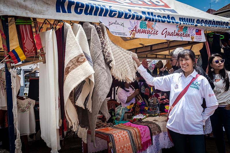 參加手工藝技能創業展售會之商戶開心展示商品。