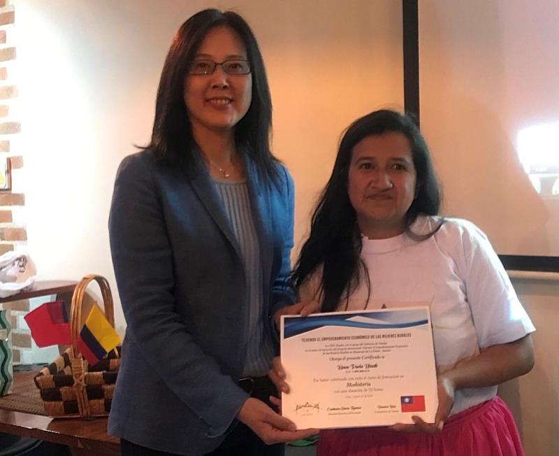 桂志芸代表頒發接受台灣合作計畫培訓手工藝技能之原住民婦女結業證書。