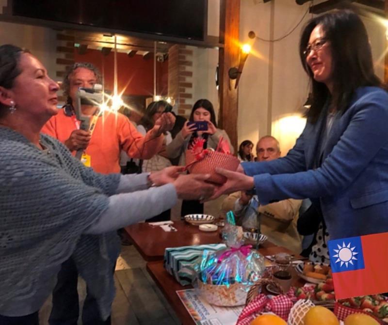 桂志芸代表獲受惠計畫協助社區代表致贈轉作水果成品及紀念禮物。