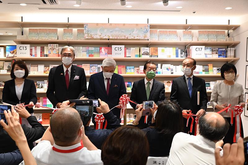 （左起）SNET臺灣代表理事赤松美和子、日華議員懇談會長古屋圭司眾議員、紀伊國屋書店會長高井昌史、駐日大使謝長廷、交流協會理事長谷崎泰明、臺灣文化中心主任王淑芳共同為臺灣月書展剪綵揭開序幕
