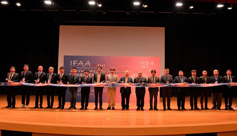 「2022 IFAA．Initial Dental Symposium暨牙科器材成果展」由經發局長廖泰翔（左8）、中華民國牙體技術學會理事長歐旻瓚（左7）、高雄市牙醫師公會理事長蘇文藝（左9）、衛生局長黃志中（右9）及多位貴賓共同剪綵