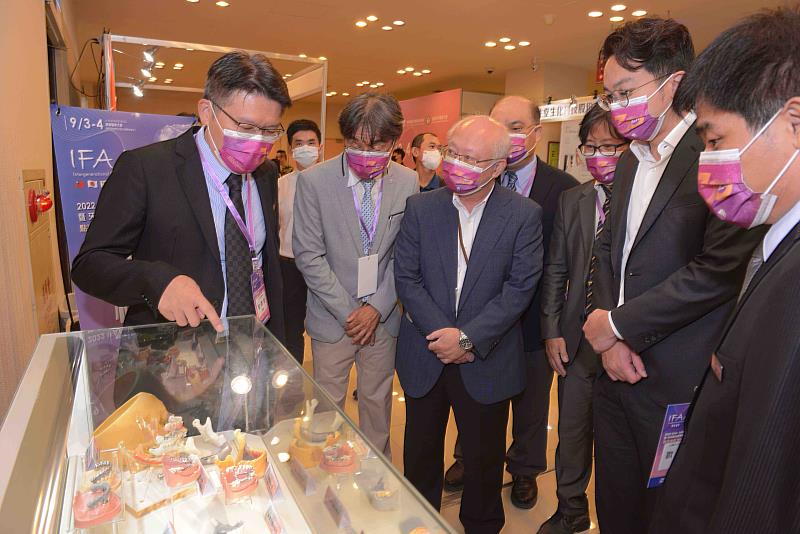 經發局長廖泰翔、衛生局長黃志中參觀牙科3D列印及數位齒雕系統加工製造轉型成果