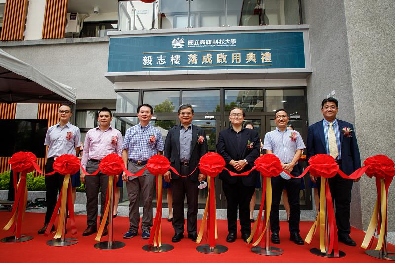 國立高雄科技大學建工校區的新宿舍毅志樓今(31)天啟用，校長楊慶煜(左4)與一級主管、校友們一同出席剪綵。毅志樓的落成啟用將可滿足今年建工大一新生的住宿需求。(左起為前學務處住服組長曲有明、總務長林威成、副校長吳忠信、校長楊慶煜、學務長許鎧麟、校友高科大化材系蔡平賜教授、校友虎尾農工建築科呂卓樫主任)。