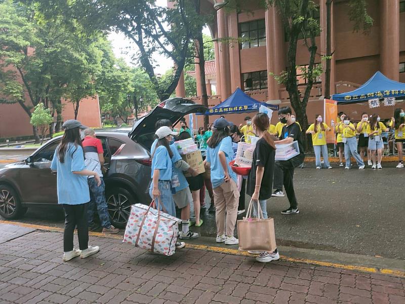 高科大新生入宿照常舉行，因高雄市政府公告今 (3日) 正常上班上課，因此新生入宿座談會也將如期舉辦。圖為高科大楠梓校區宿舍幹部投入新生入宿工作，包括報到、交管、搬運行李、宿舍介紹等。