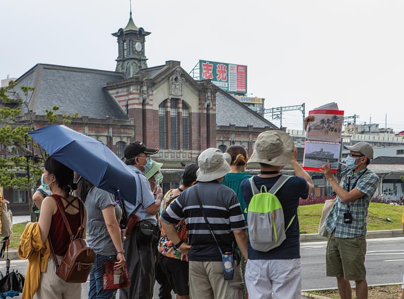 國美館每年辦理走讀活動，圖為去年活動情形。今年推出「臺中是一座建築博物館」系列活動，以懷舊建築（retro_building）和現代建築（modern_building）為主題，由專業導讀人解說特定建