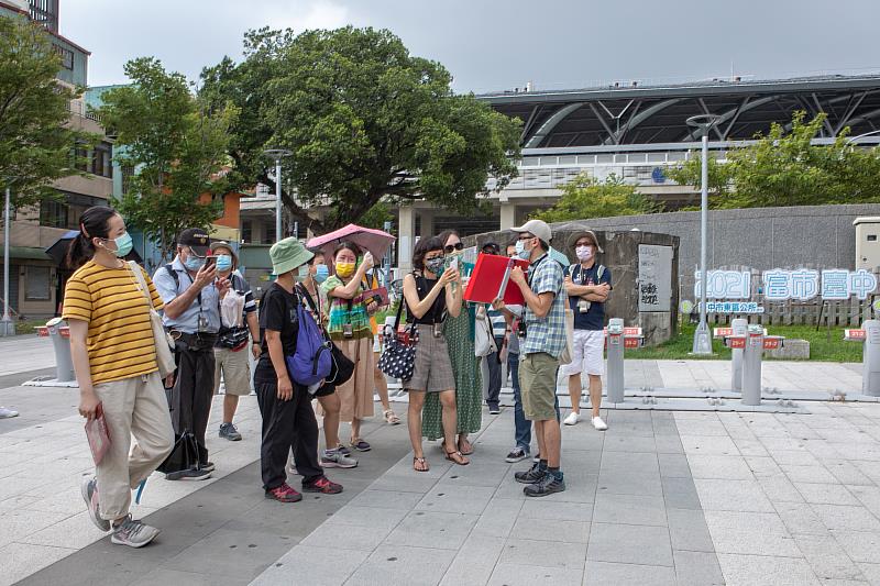 國美館響應文化部「世界閱讀日」每年辦理走讀活動，今年以「臺中是一座建築博物館」規劃系列活動，圖為去年活動情形。
