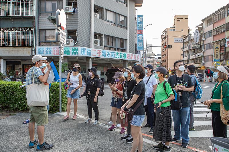 國美館歷年來推出在地走讀活動，民眾報名相當踴躍，圖為去年活動情形