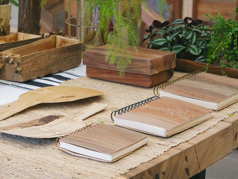 ▲天然素材再利用，「Ciao鞘」用檳榔葉製成書套。(圖/新北市政府原民局提供)