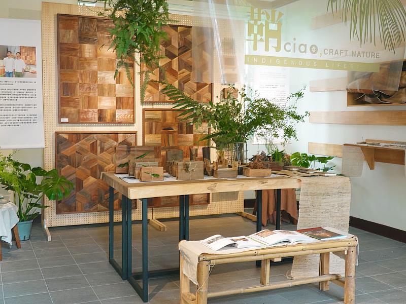 ▲劉大衛(Yawi Akin)擅長檳榔葉鞘創作，建構檳榔正面形象與轉型，提升附加價值。(圖/新北市政府原民局提供)