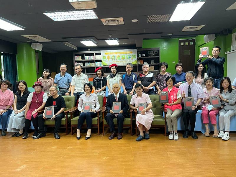 工藝中心主任張仁吉(前排左四)與徐玉富館長(中)及與會貴賓共同合影留念