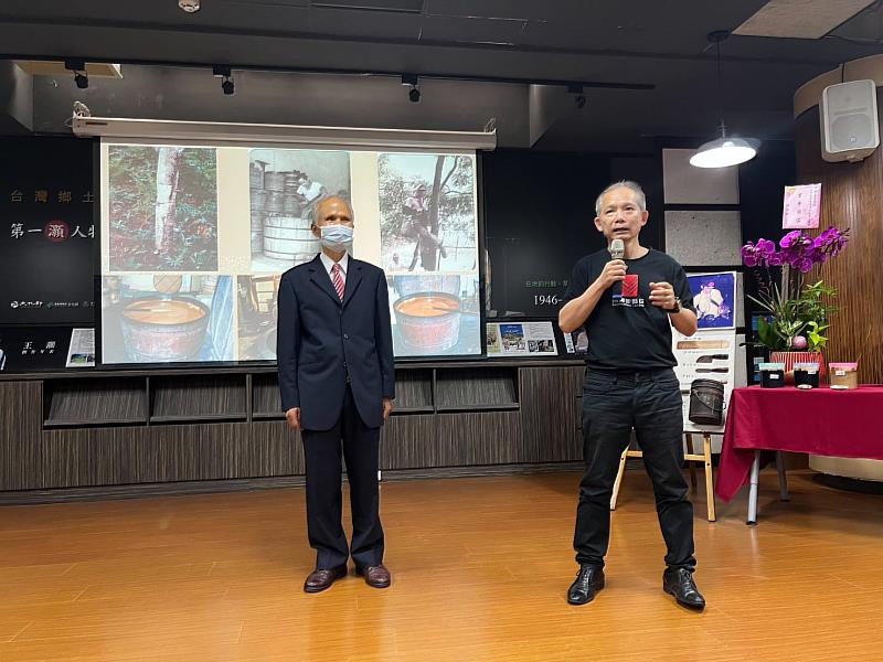 工藝中心主任張仁吉(右)向來賓介紹徐玉富館長新書的內容與重要性