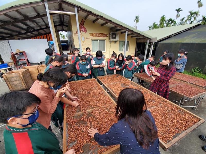 屏東縣政府與台塑企業暨王長庚公益信託合作推動「國中技藝教育扎根計畫」