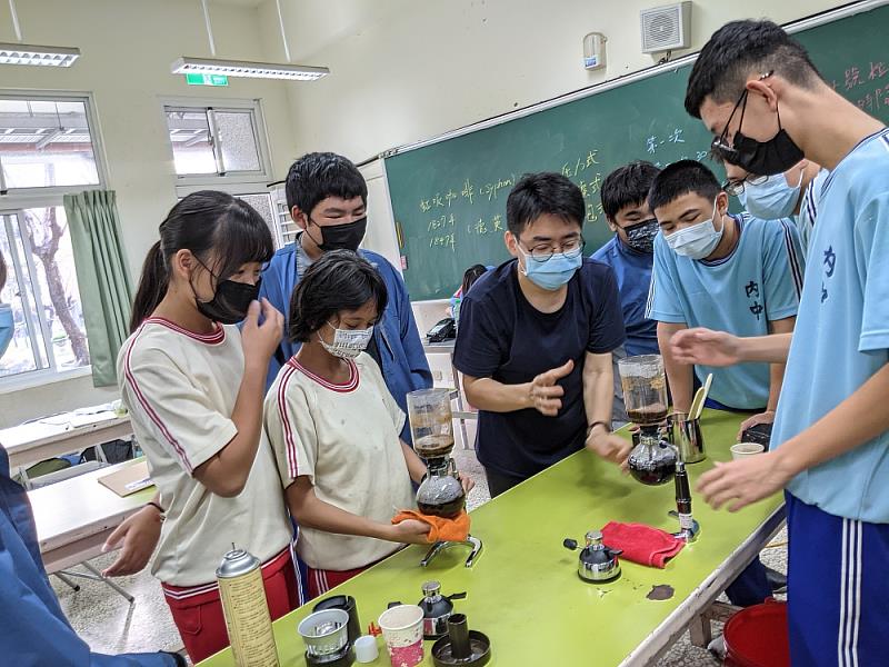 屏東縣政府與台塑企業暨王長庚公益信託合作推動「國中技藝教育扎根計畫」