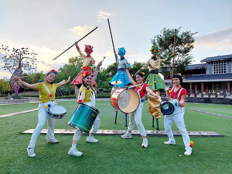 「身聲劇場」帶來奇幻劇目──捕夢傳說，包含精采的鼓樂隊、雜耍及高蹺踩街穿梭街區與民眾互動演出。（照片提供：全聯善美的文化藝術基金會）