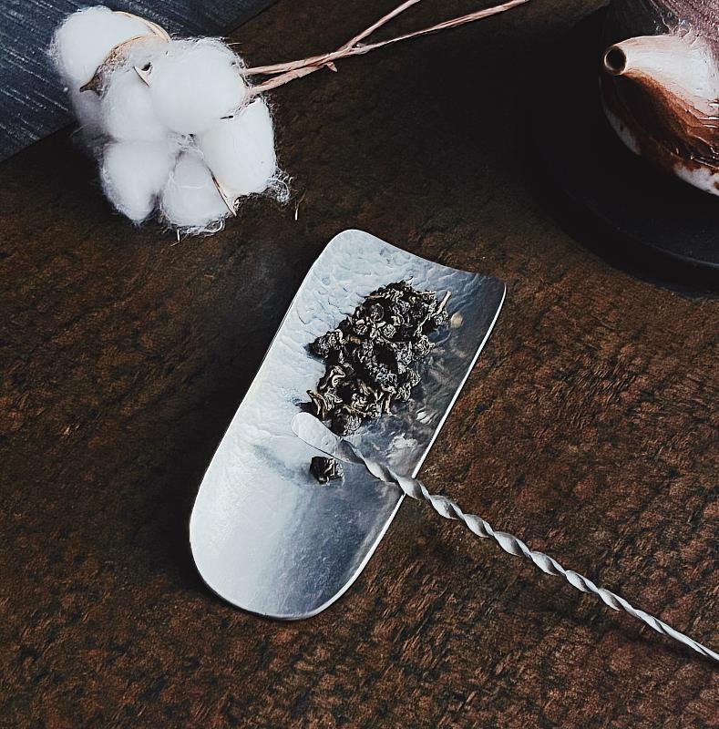 宜蘭傳藝園區九月限定推出的「流光鎚紋茶則針組」，特別邀請錫工藝駐園工藝師李瑋授課，也是不可錯過的專場課程！（照片提供：全聯善美的文化藝術基金會）