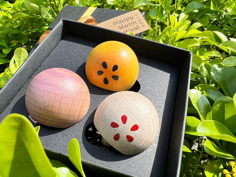 園區品牌店家更搭配中秋及教師節，推出極富特色的「木作月餅」、「藍染書衣」等限定禮盒，擬真的小月餅讓人直呼超可愛！（照片提供：全聯善美的文化藝術基金會）
